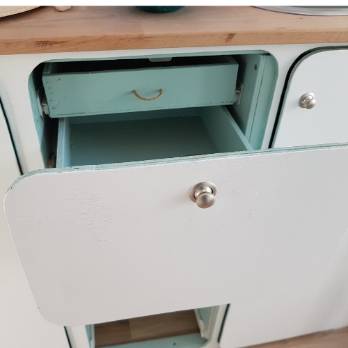 tiroir fait-main en bois dans un fourgon