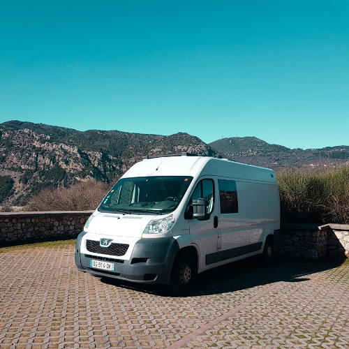 fourgon blanc aménagé avec panneau solaire