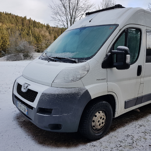 peugeot boxer garé sous la neige