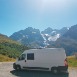 van aménagé devant les alpes en été