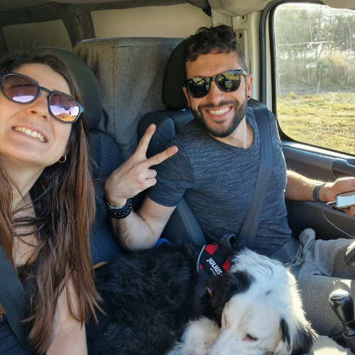 couple en voyage en van avec un chien