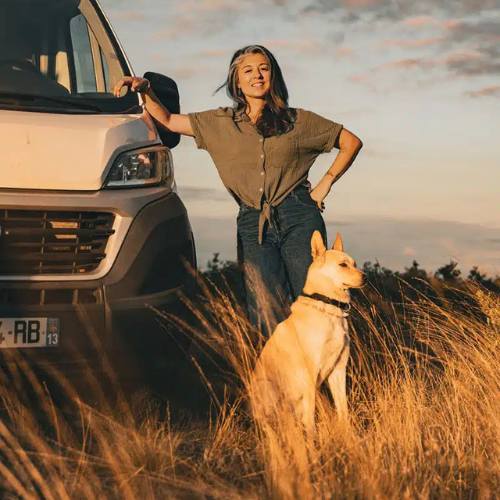 femme avec son chien en fourgon