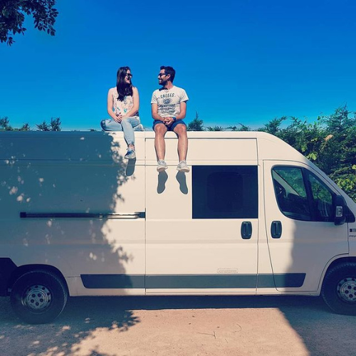 couple avec fourgon homologu&eacute; VASP