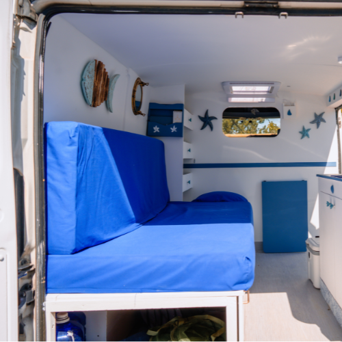 lit peigne avec coussins bleues
