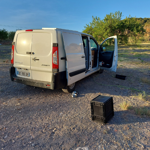 petit fourgon avec toilette sèche extérieure et amovible